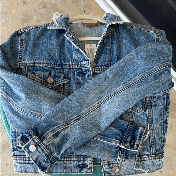 American Eagle Shrunken Denim Jacket - Picture 3 of 5